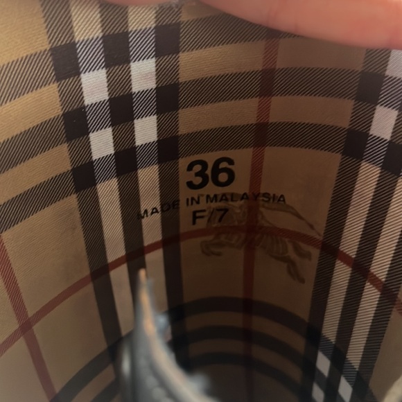 Gorgeous pair of Burberry rain boots fits like a size 7 - Picture 5 of 5